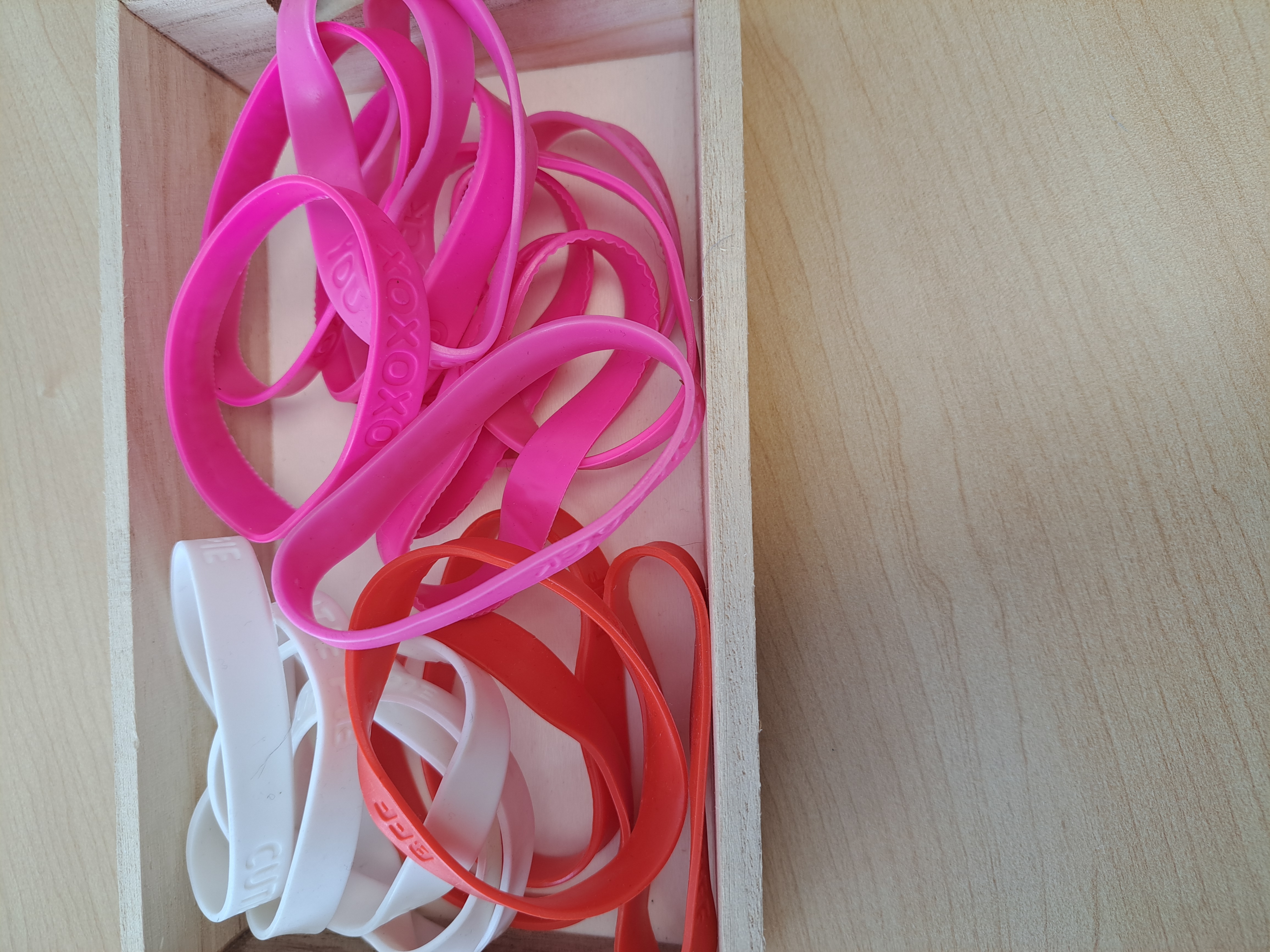 Bracelets variés en caoutchouc avec inscriptions